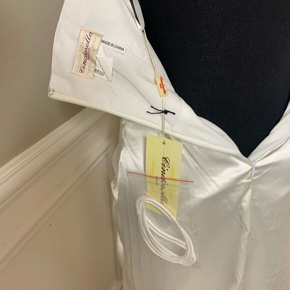 NWT Cinderella Design satin a-line wedding dress size small - Picture 10 of 13
